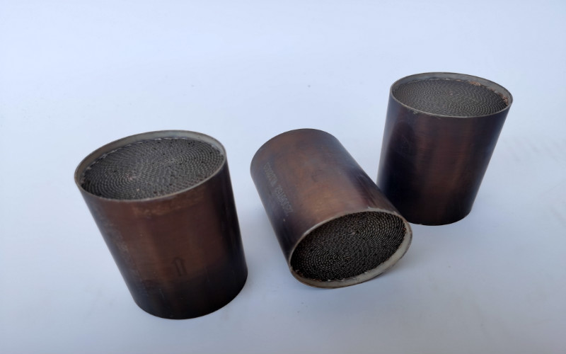 Pt Pd Rh Catalytic Converter Di Sepeda Motor 300 CPSI 400 CPSI